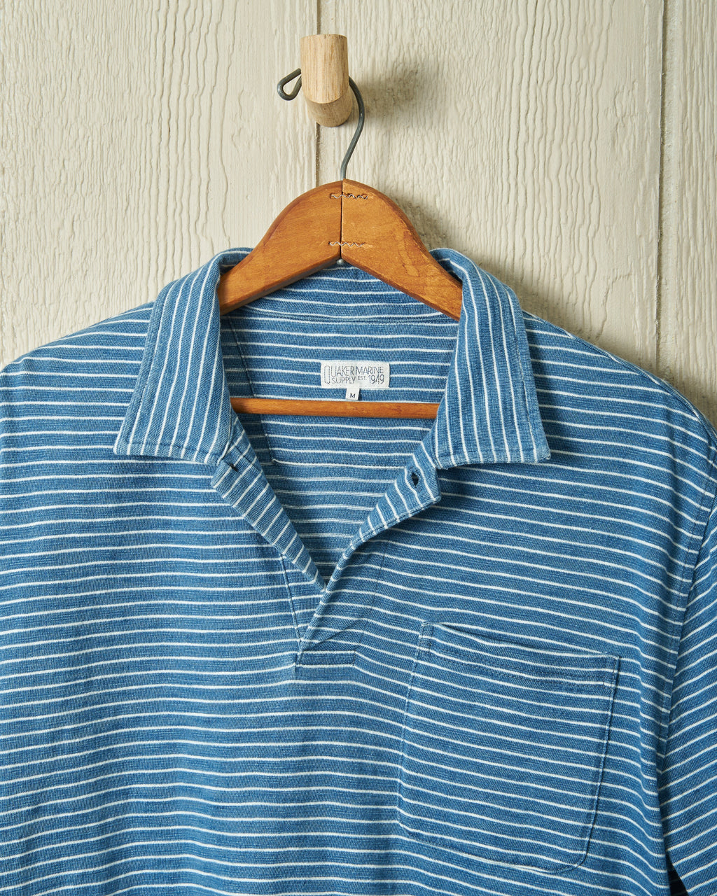 Indigoblauw poloshirt in blauw-witte slubstreep