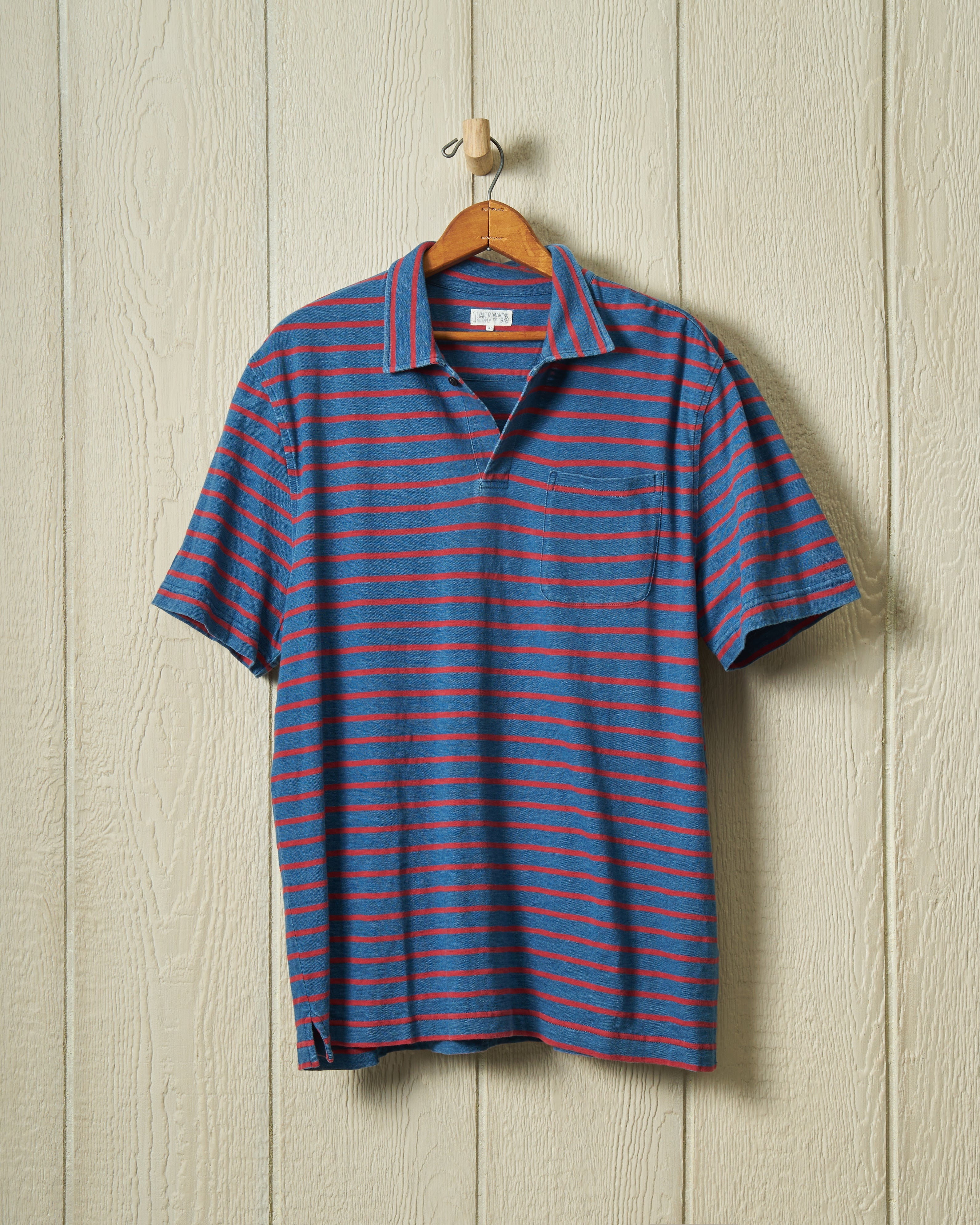 Indigoblauw poloshirt in rood-marineblauwe 3/4-streep