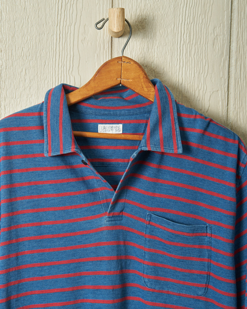 Indigoblauw poloshirt in rood-marineblauwe 3/4-streep
