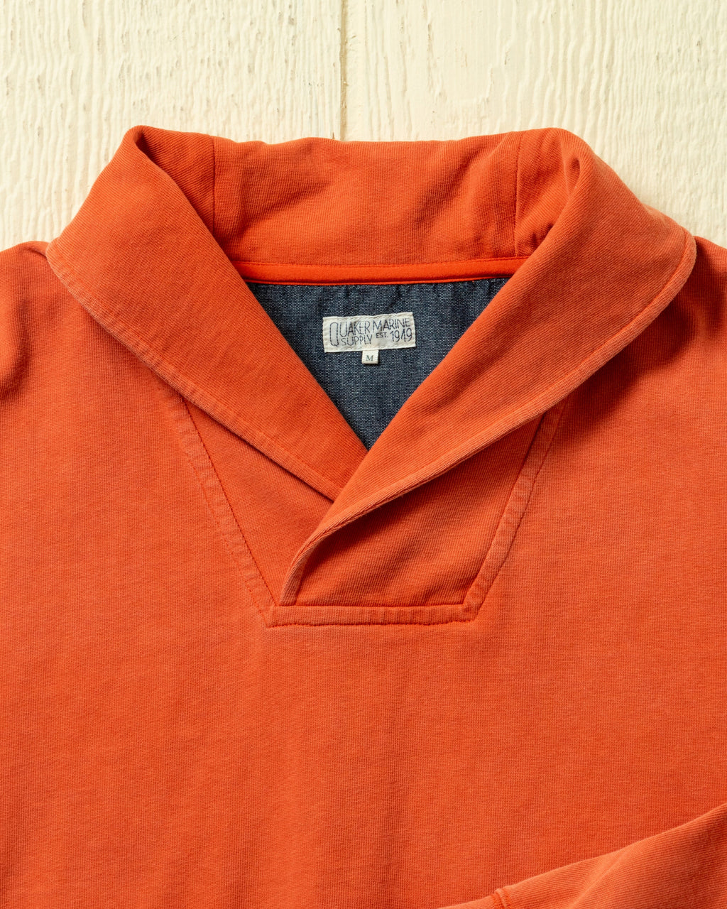 Zoutgewassen pullover met sjaalkraag in gebrand oranje