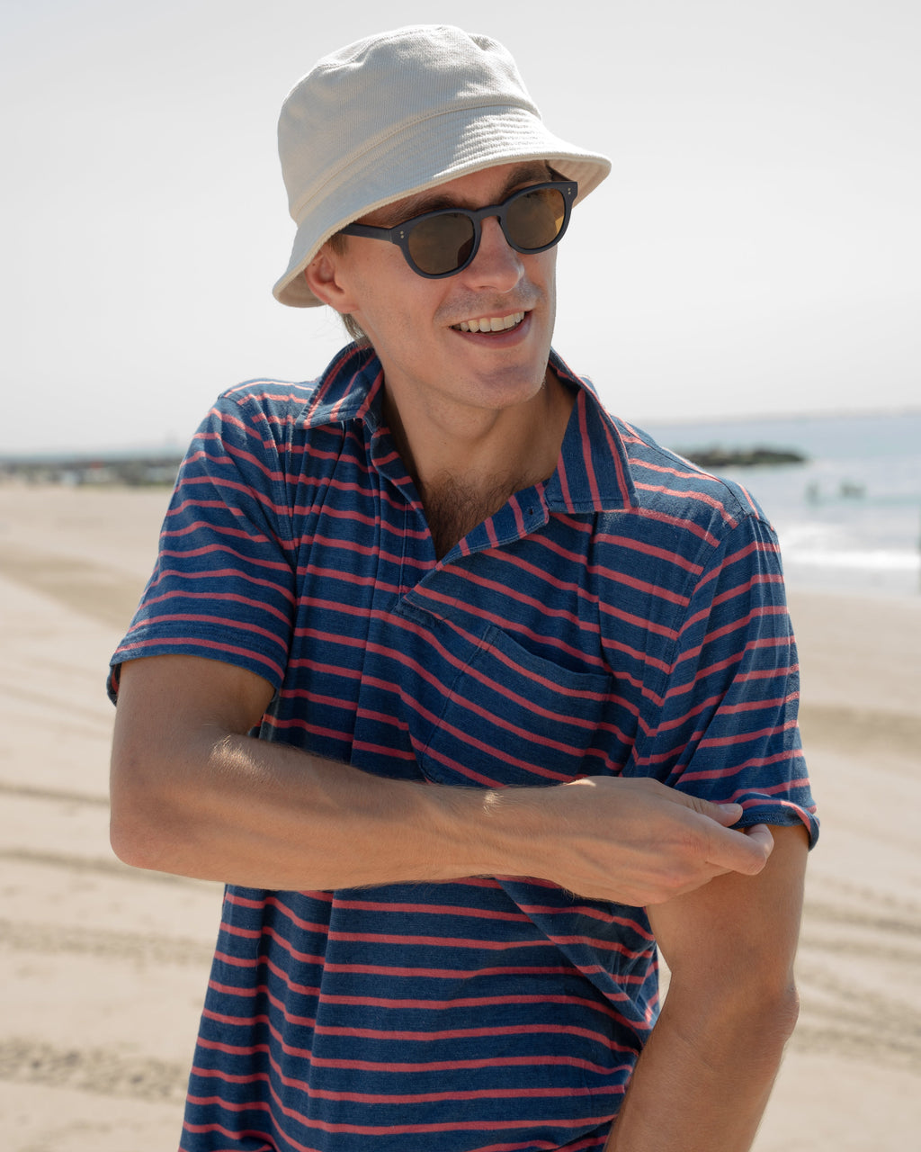 Indigoblauw poloshirt in rood-marineblauwe 3/4-streep