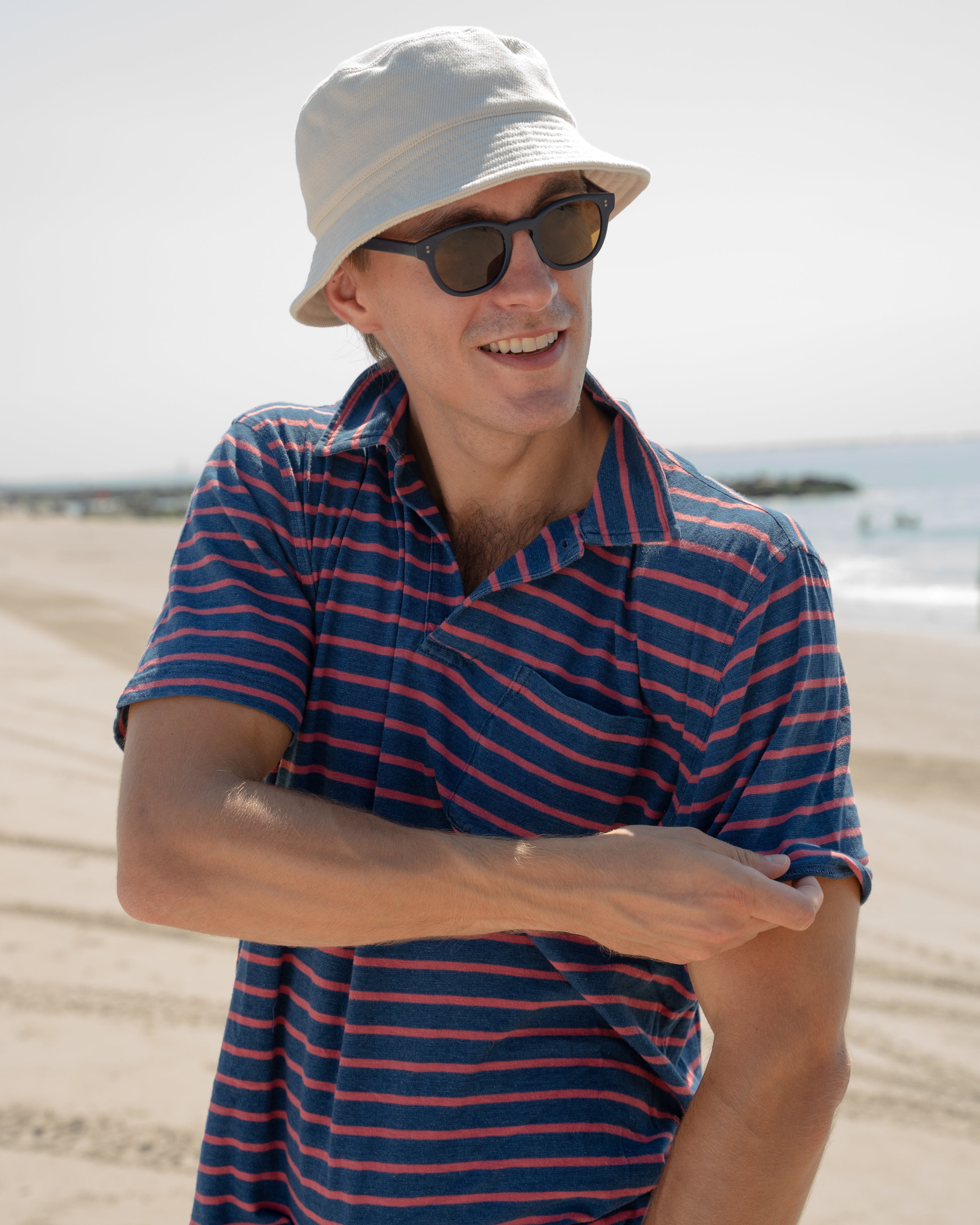 Indigoblauw poloshirt in rood-marineblauwe 3/4-streep