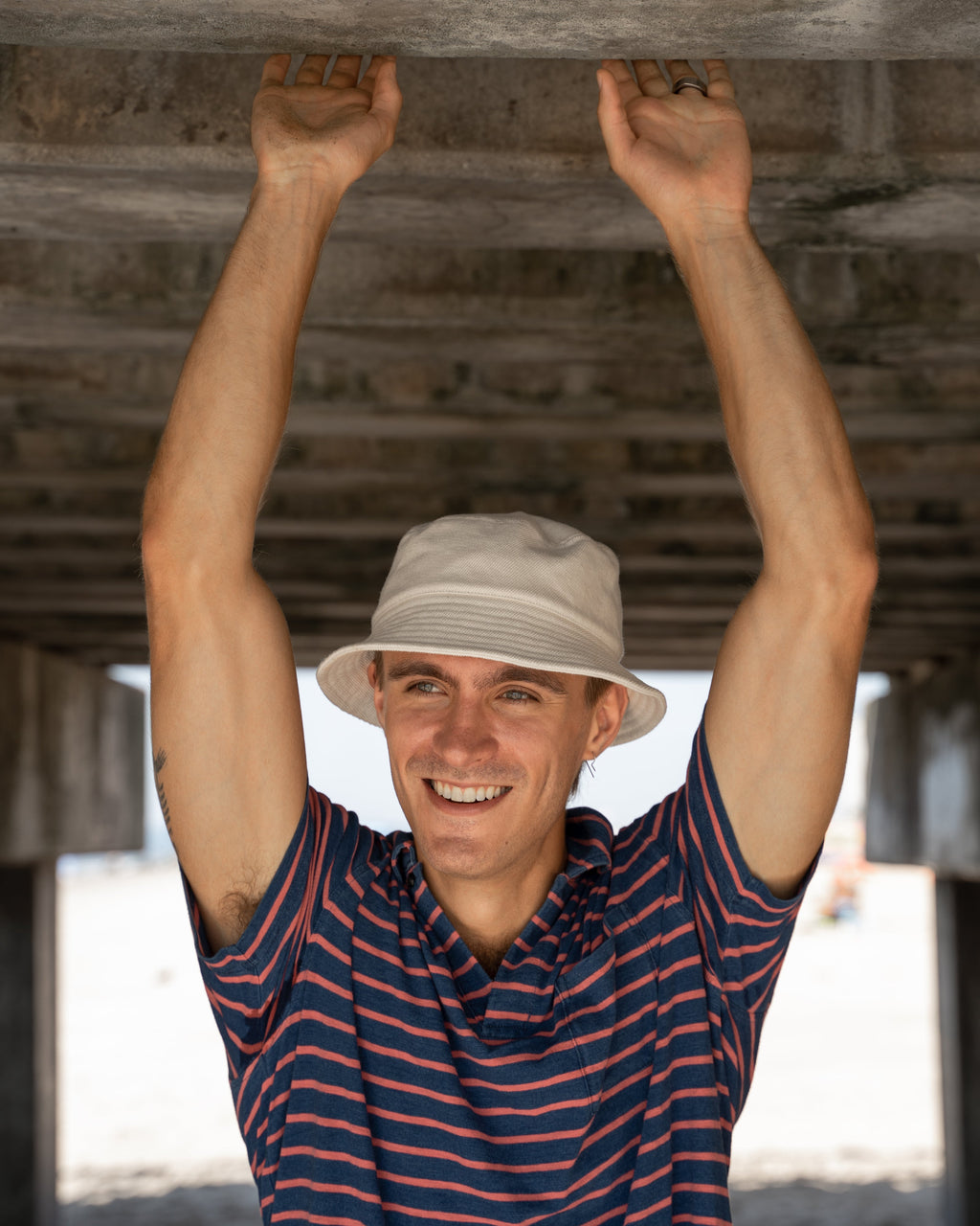 Indigoblauw poloshirt in rood-marineblauwe 3/4-streep