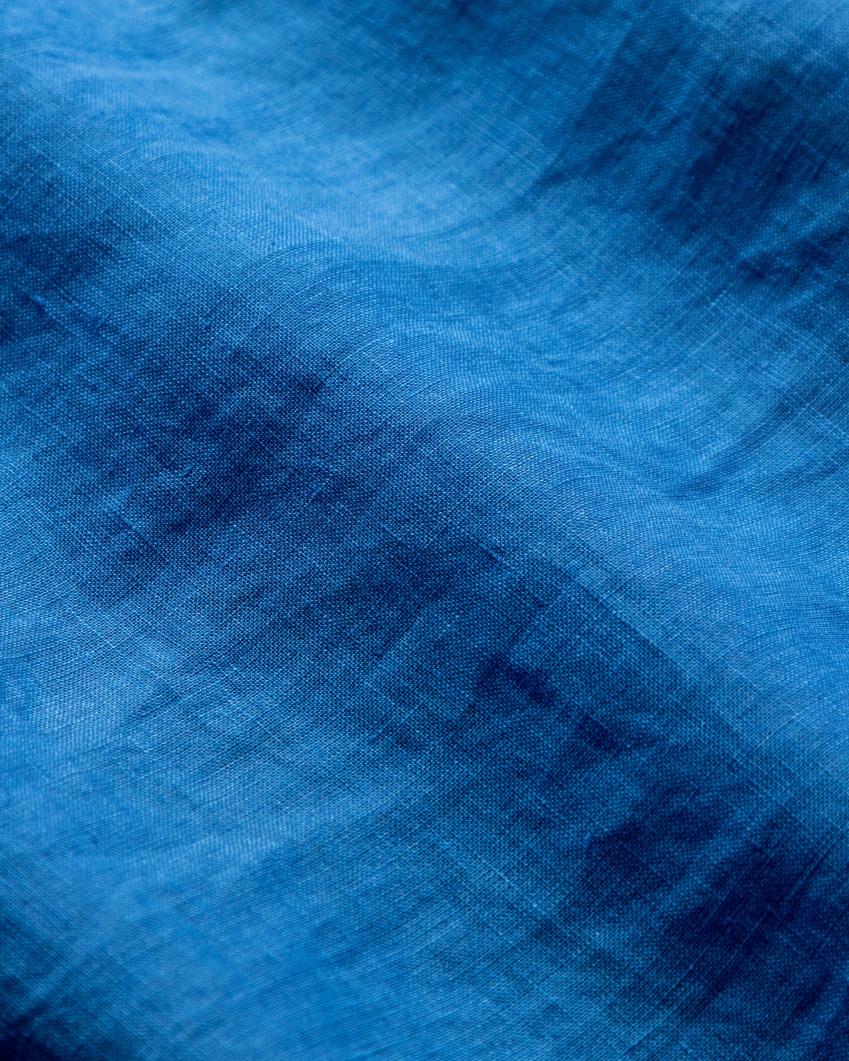 Camisa de lino teñida en prenda en azul francés