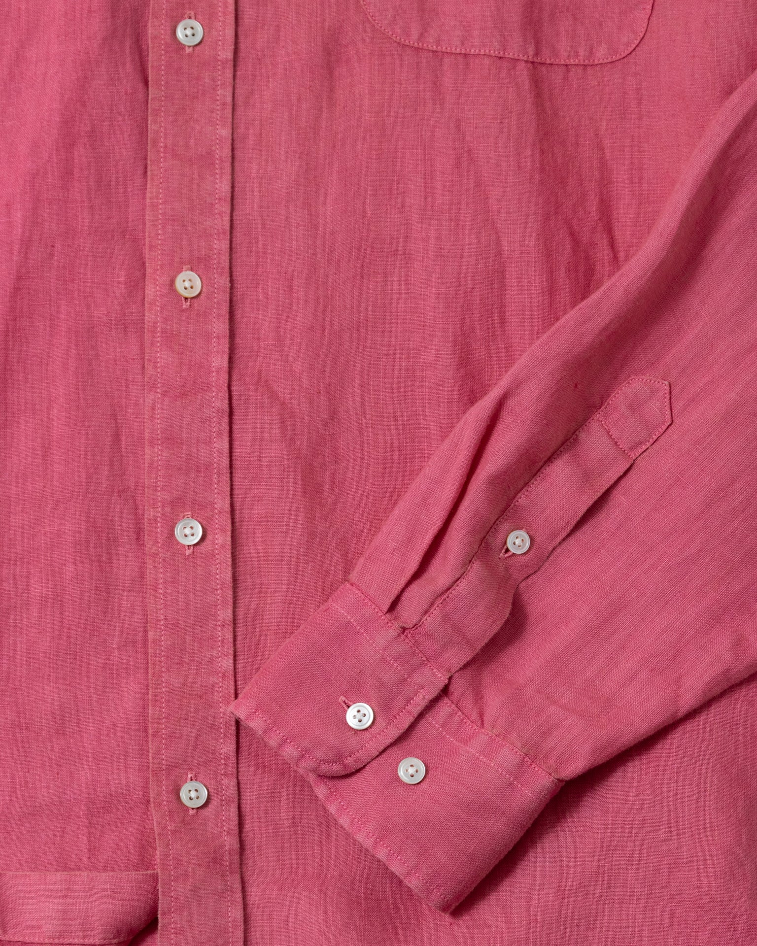 Camisa de lino teñida en prenda en rojo deslavado