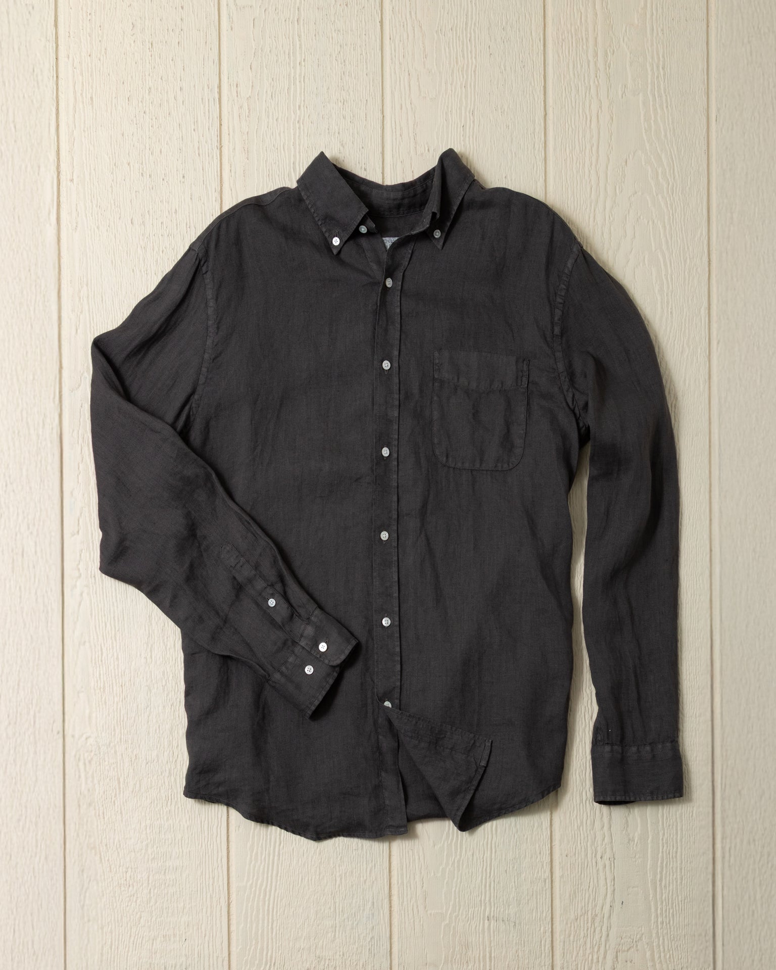 Camisa de lino teñida en prenda en grafito