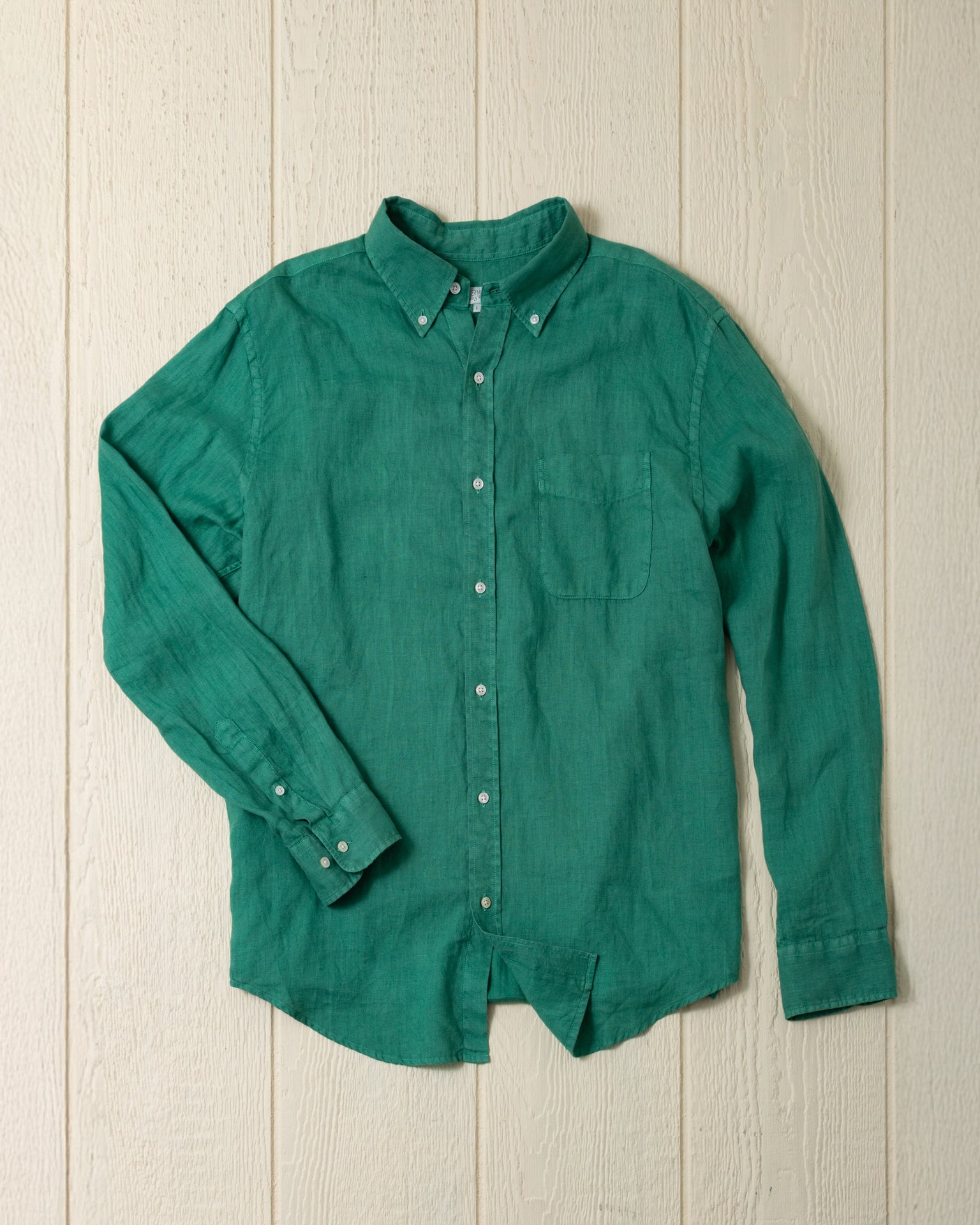 Camisa de lino teñida en prenda en verde billar