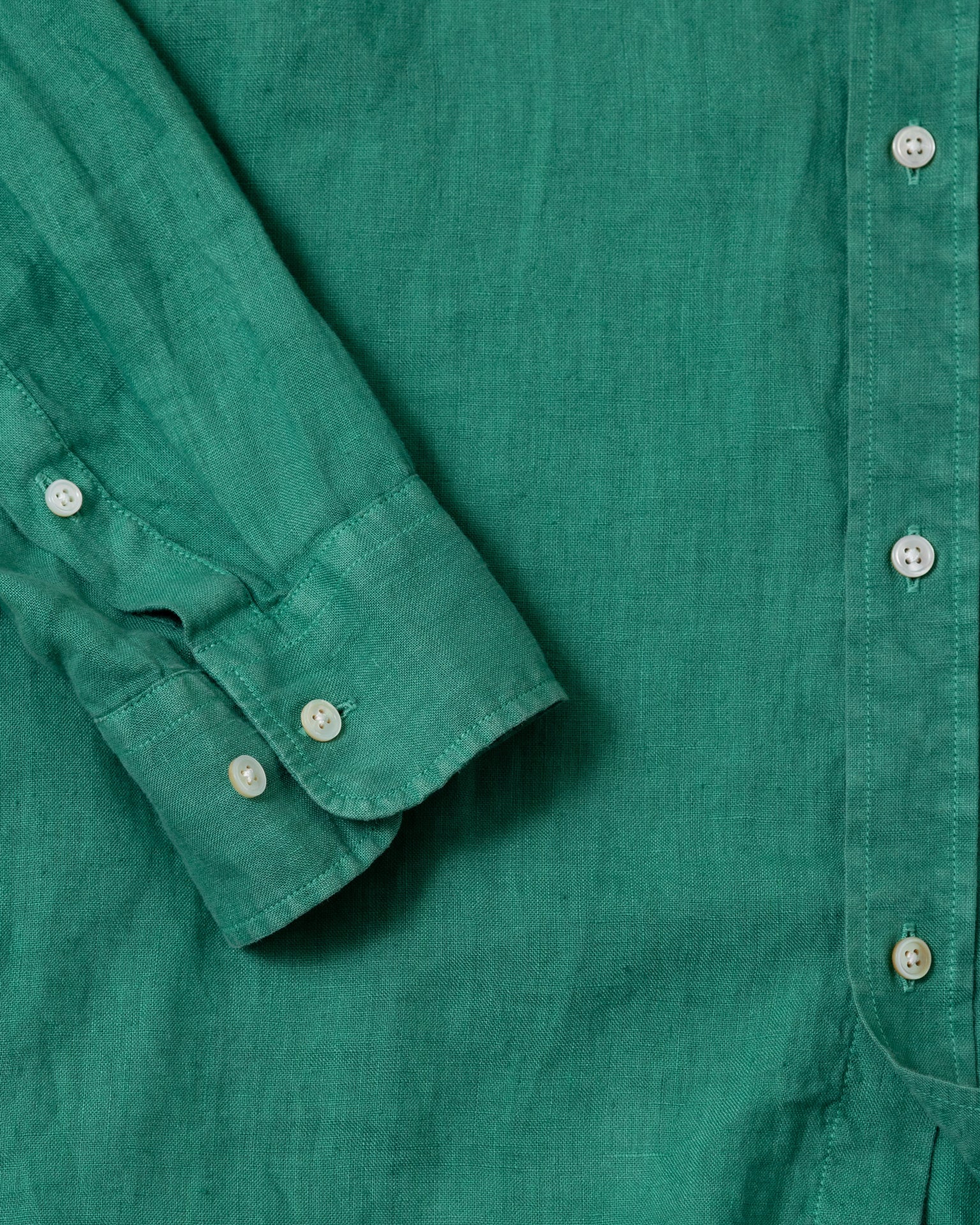 Camisa de lino teñida en prenda en verde billar