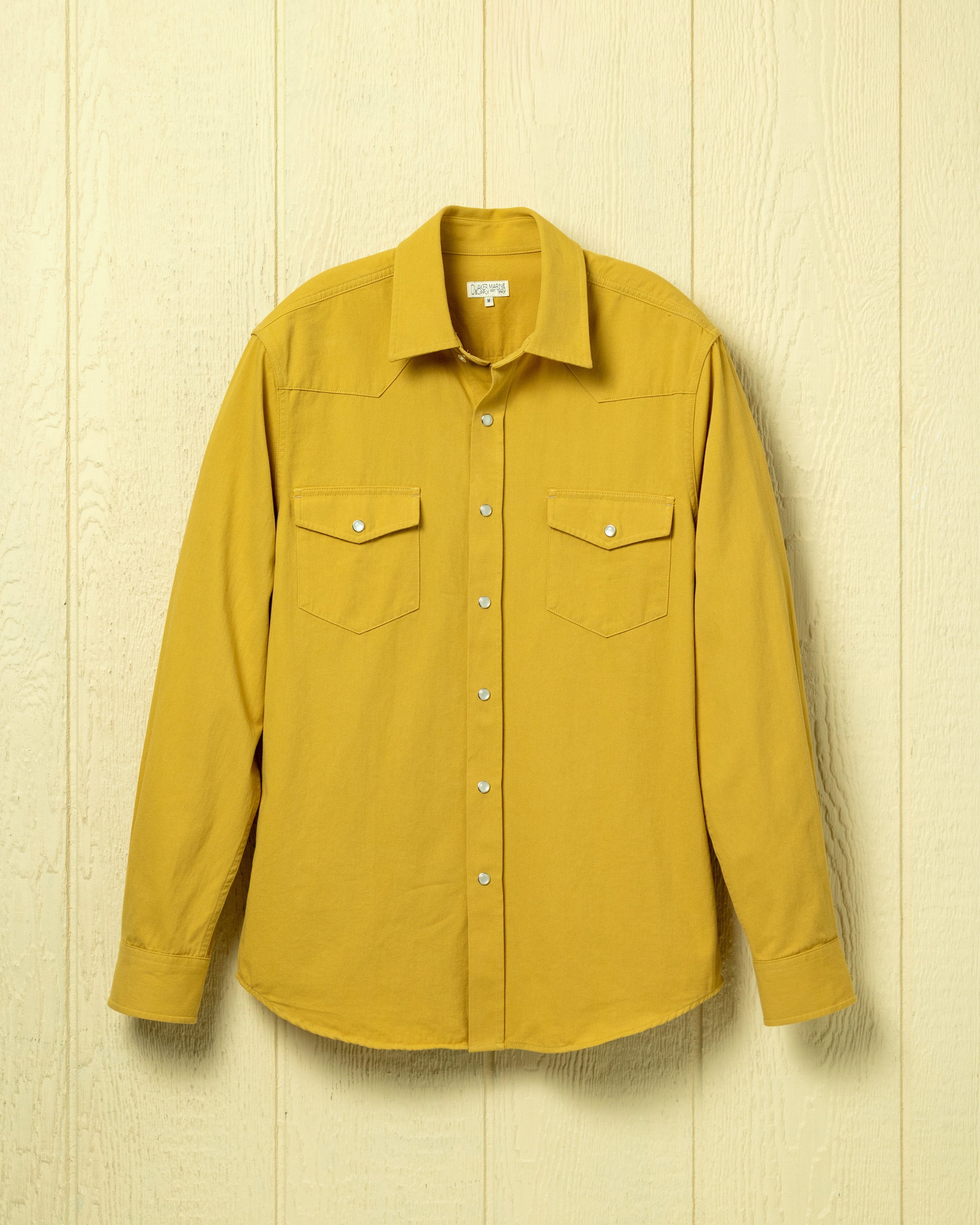 Camisa con broches de presión perlados en color gamuza