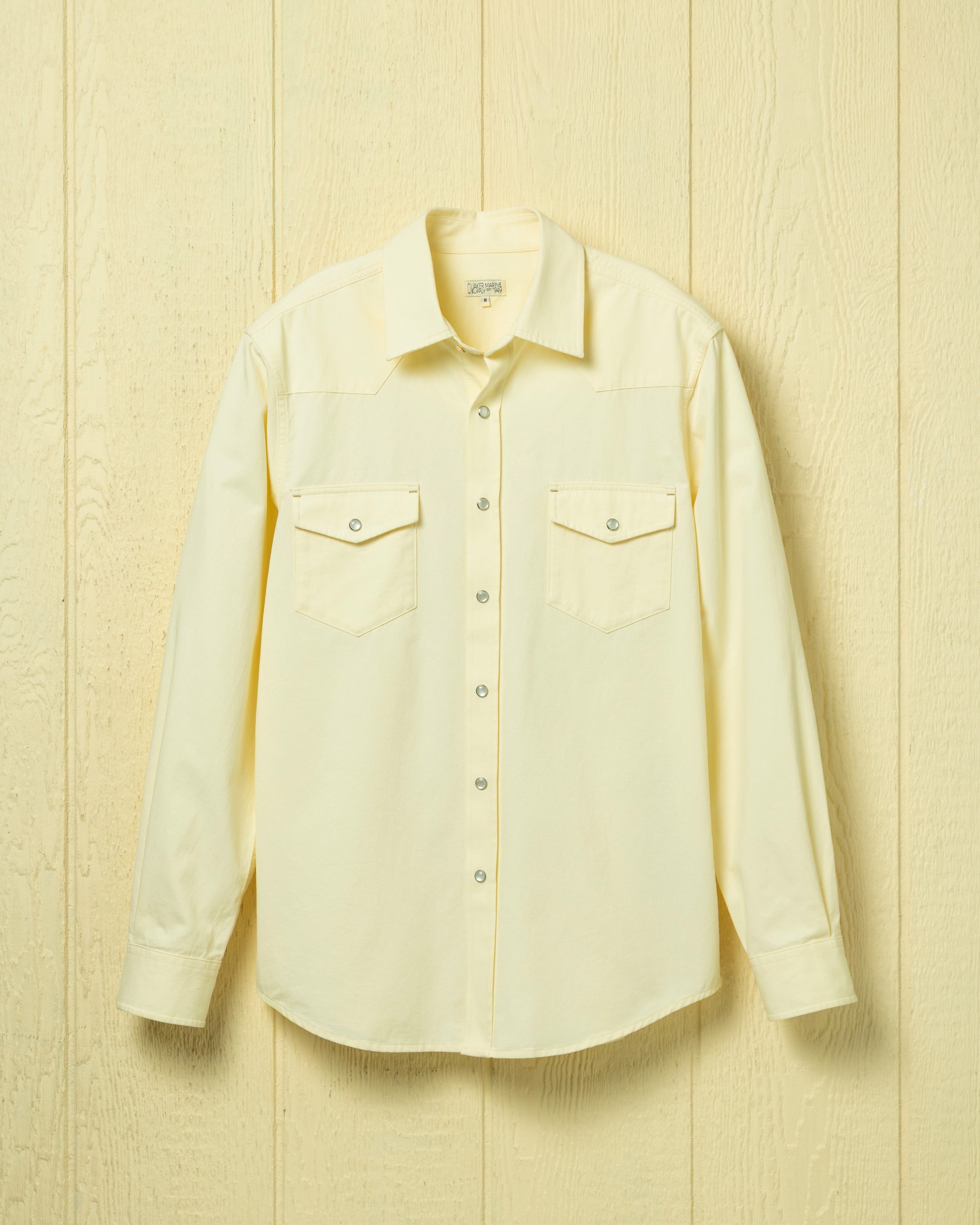 Camisa con broches de presión perlados en blanco roto