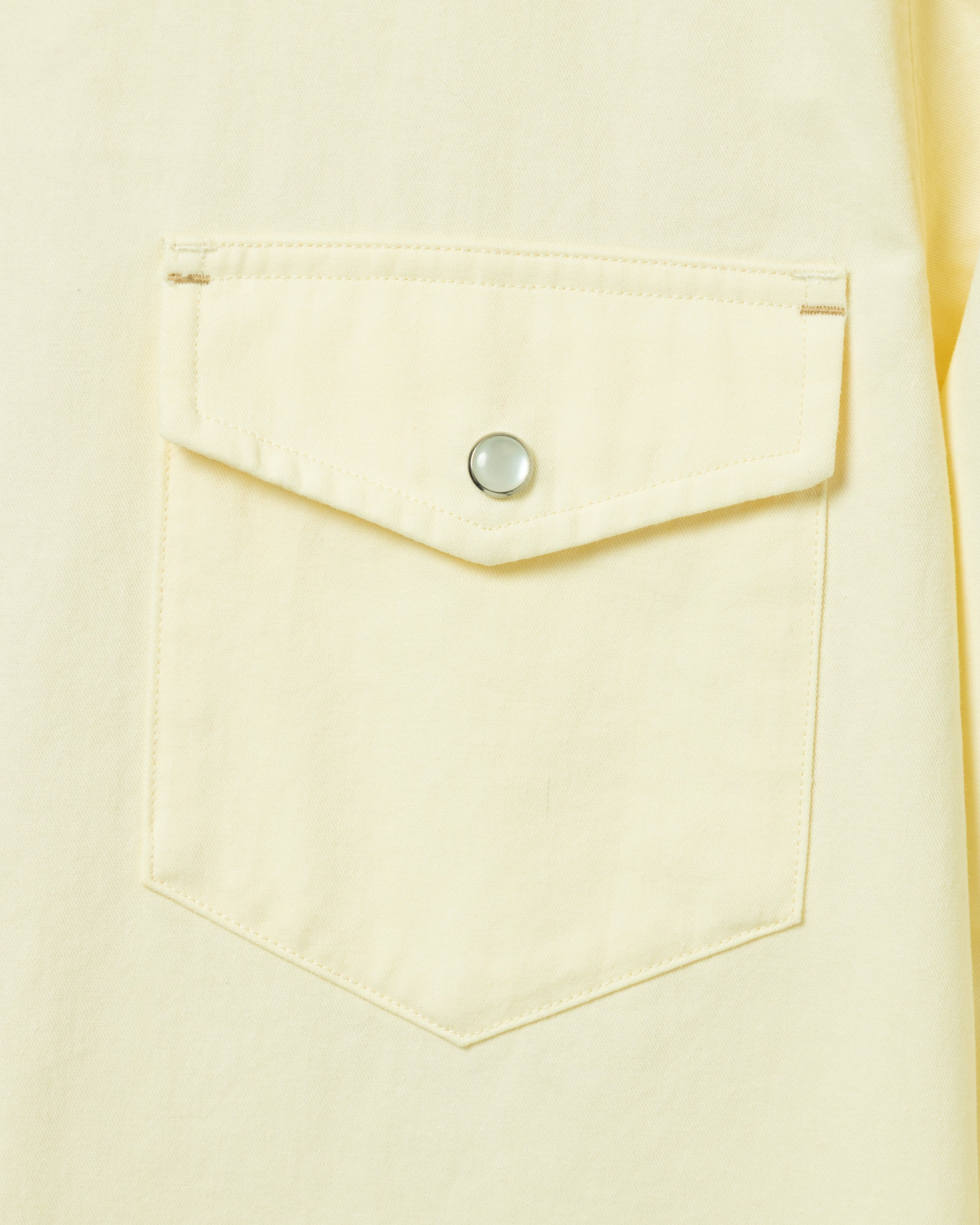 Camisa con broches de presión perlados en blanco roto