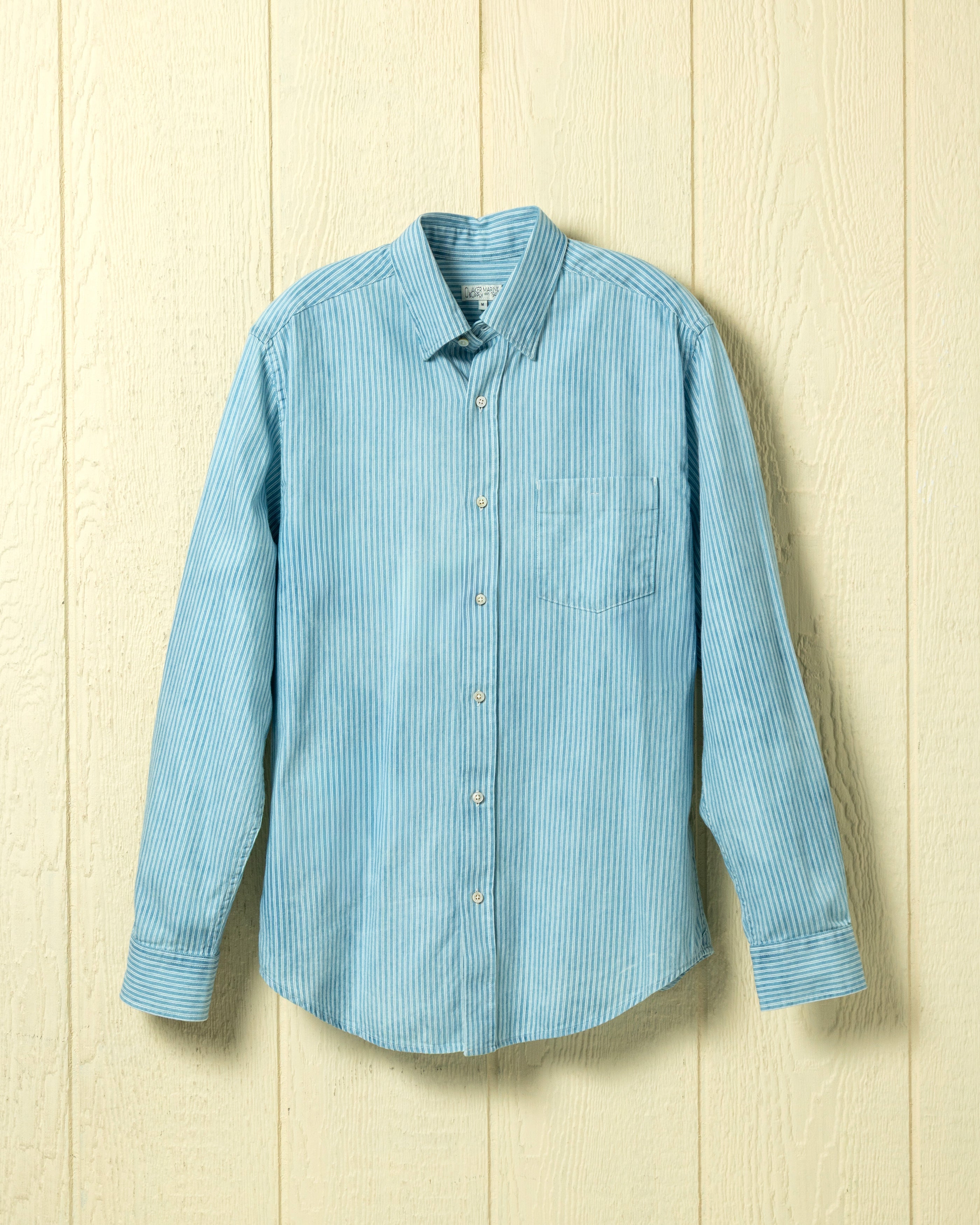 Camisa con cuello abotonado oculto y doble raya de denim