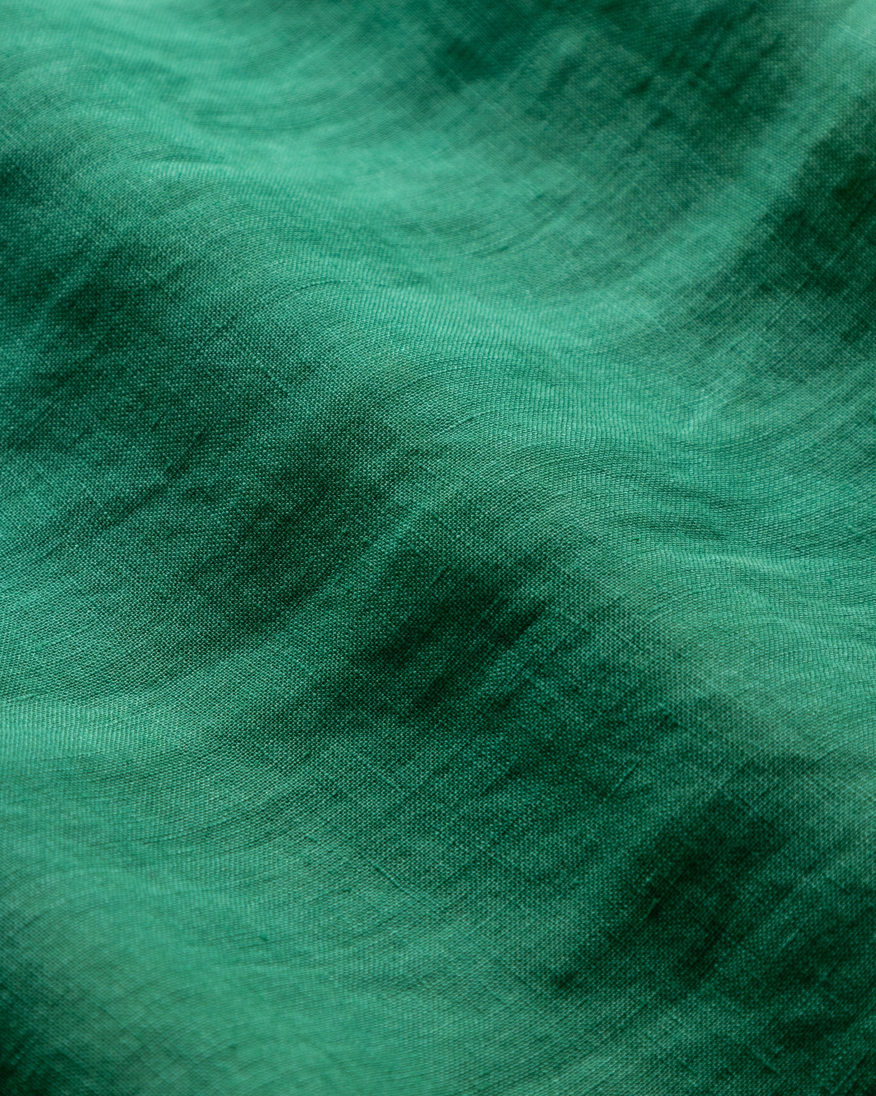 Camisa de lino teñida en prenda en verde billar