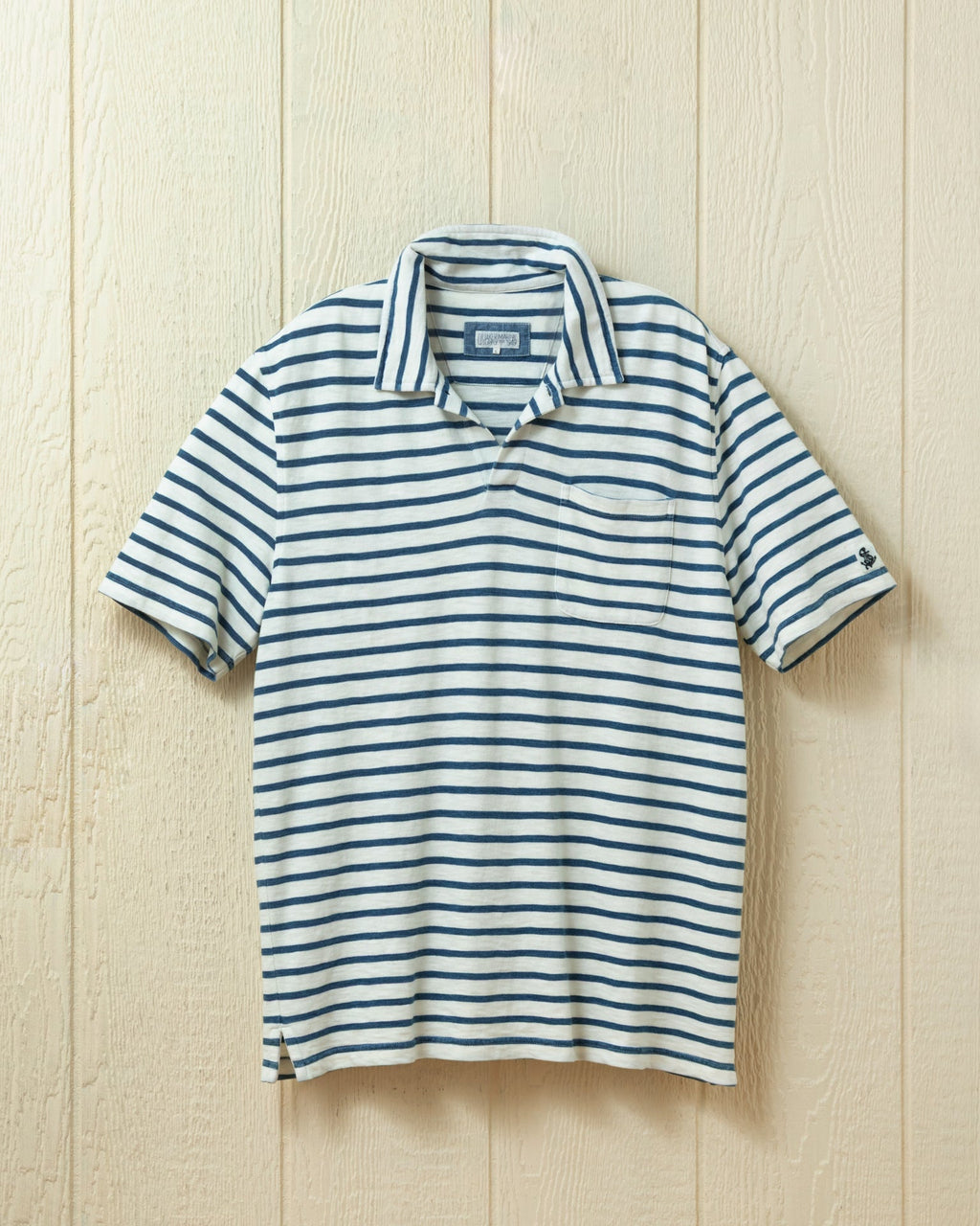 Indigoblauw poloshirt in klassiek wit
